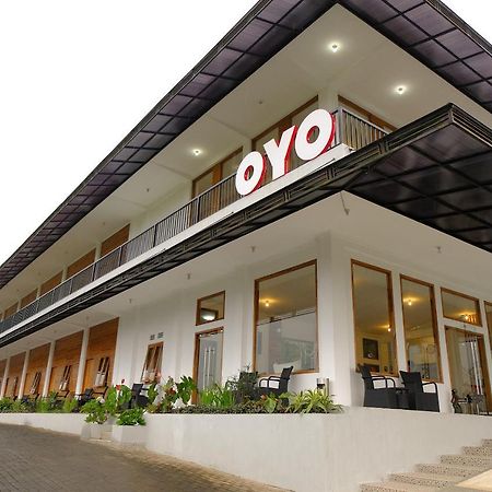 Oyo 446 Hotel Kawi Surapatha Маланг Экстерьер фото