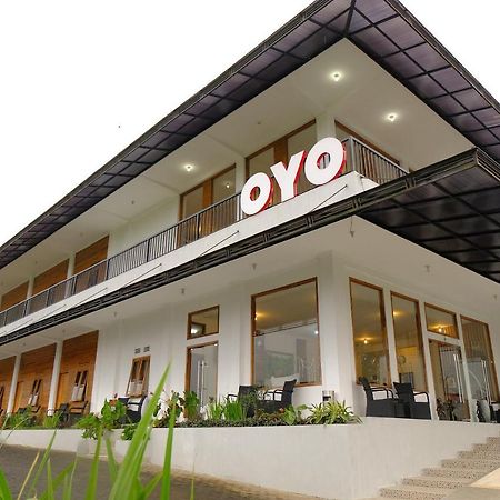 Oyo 446 Hotel Kawi Surapatha Маланг Экстерьер фото