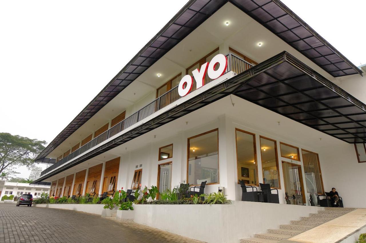 Oyo 446 Hotel Kawi Surapatha Маланг Экстерьер фото