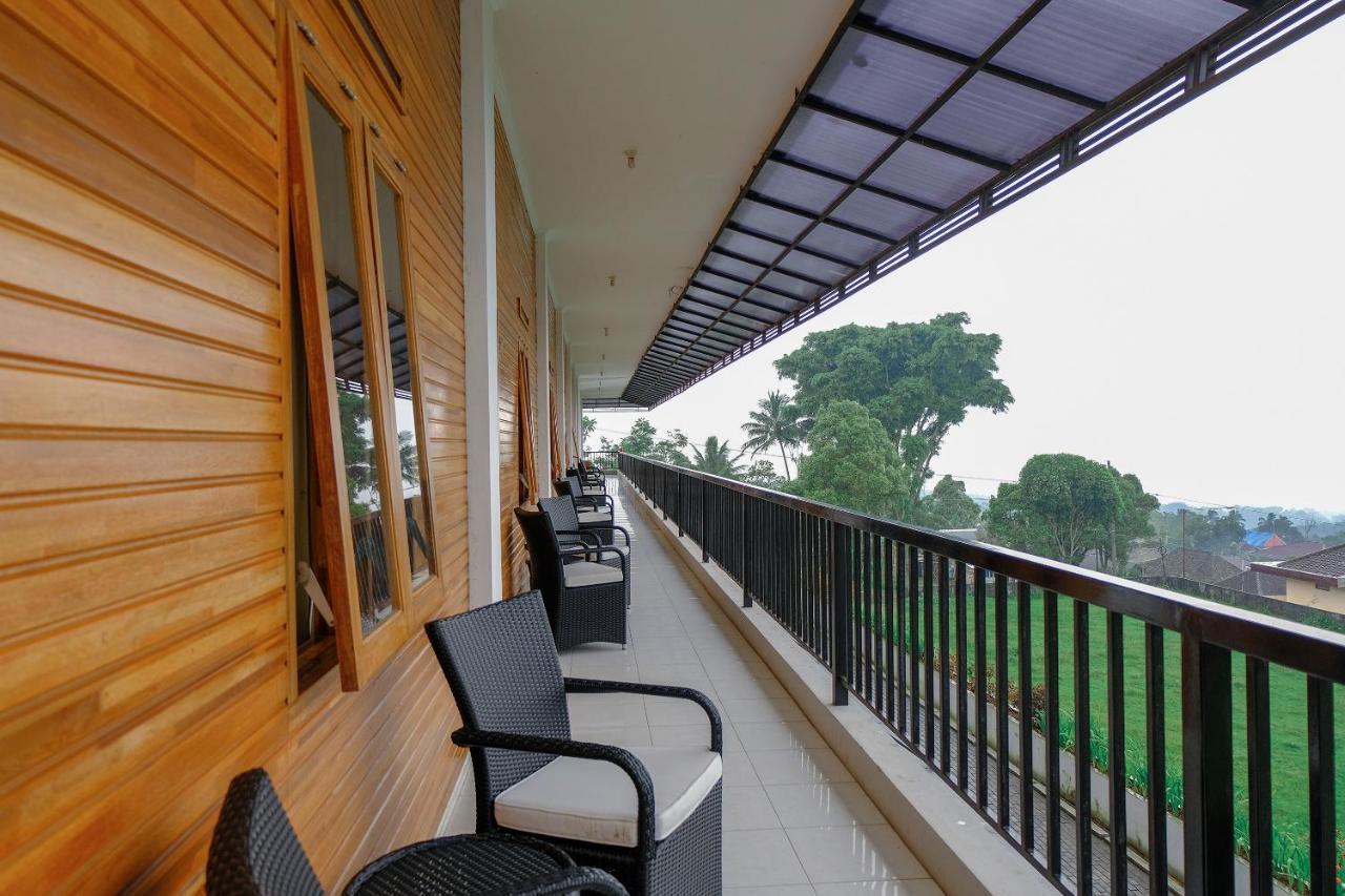 Oyo 446 Hotel Kawi Surapatha Маланг Экстерьер фото