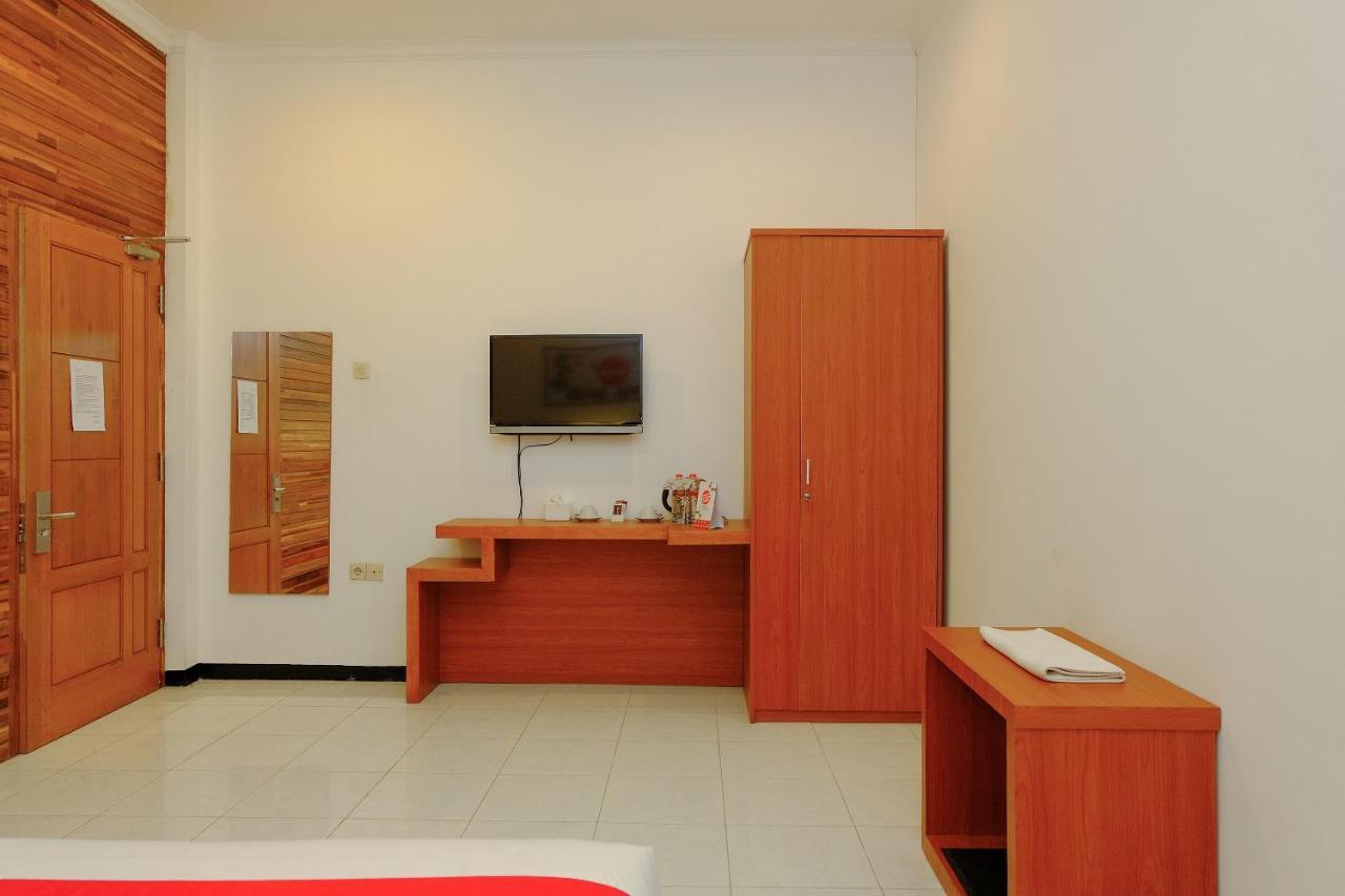 Oyo 446 Hotel Kawi Surapatha Маланг Экстерьер фото