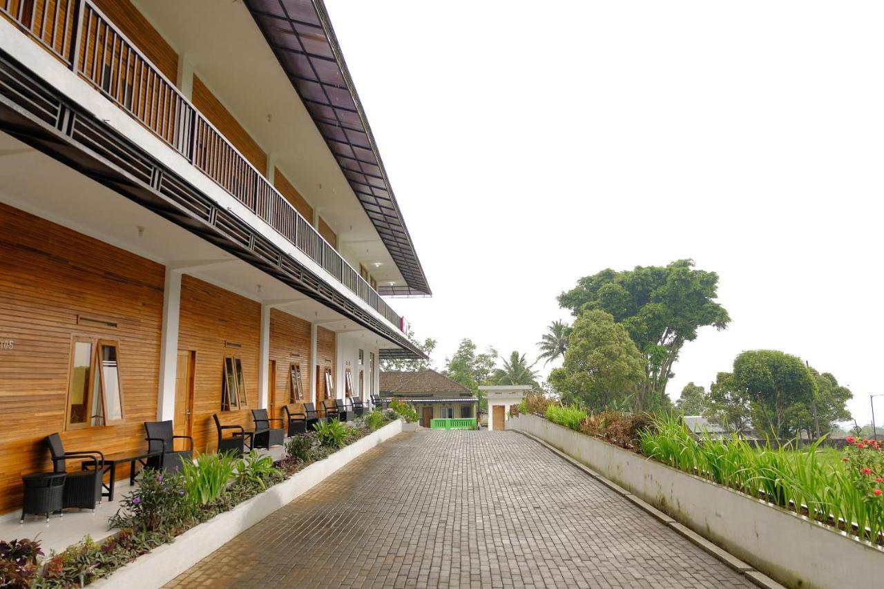 Oyo 446 Hotel Kawi Surapatha Маланг Экстерьер фото