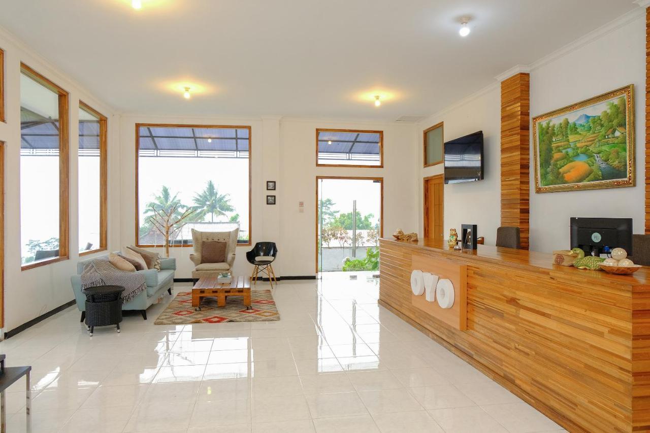 Oyo 446 Hotel Kawi Surapatha Маланг Экстерьер фото