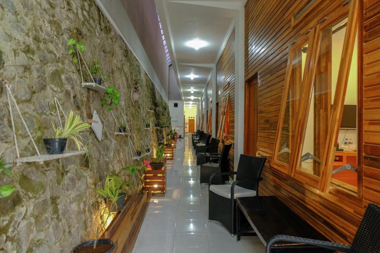 Oyo 446 Hotel Kawi Surapatha Маланг Экстерьер фото
