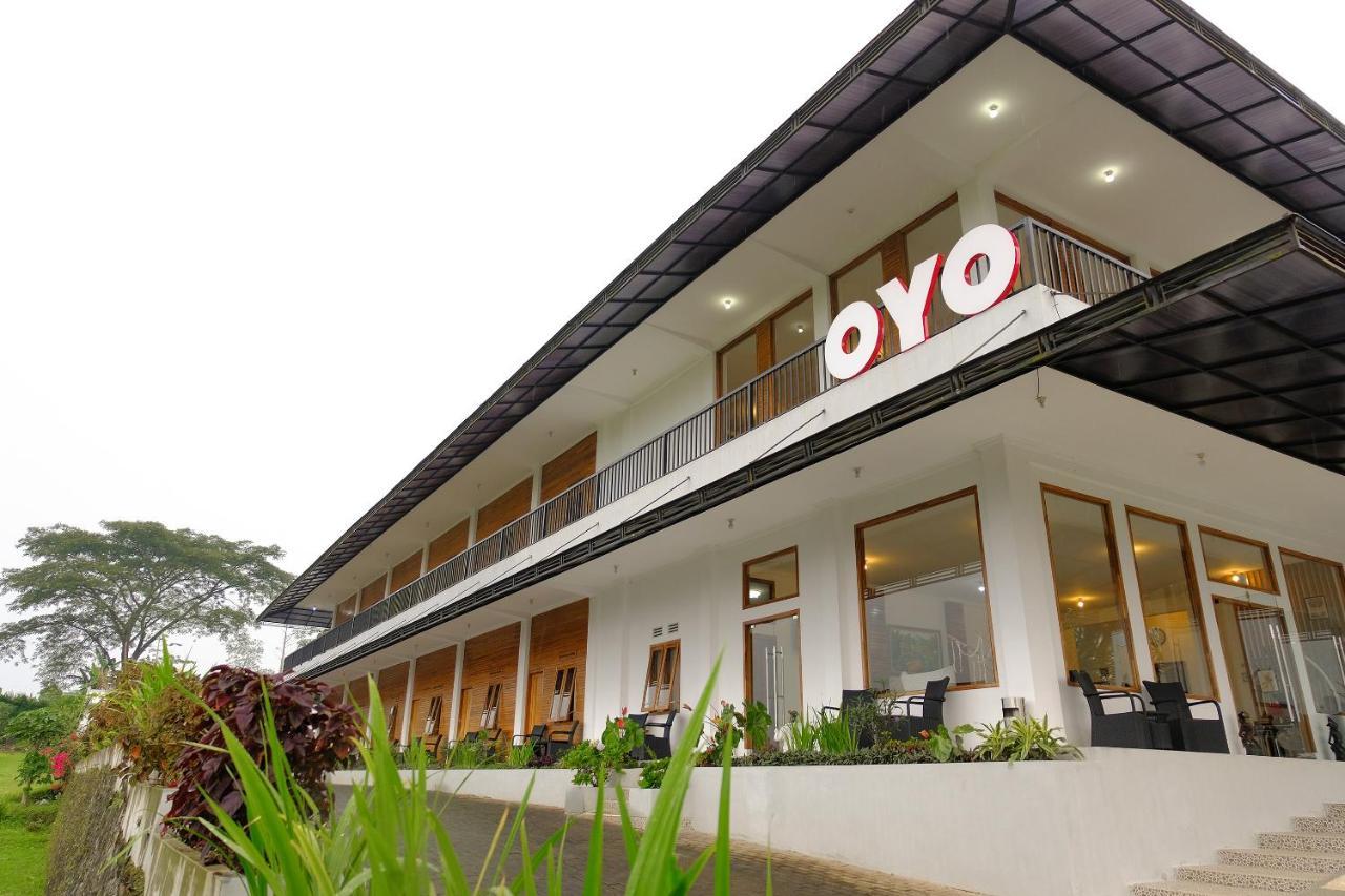 Oyo 446 Hotel Kawi Surapatha Маланг Экстерьер фото