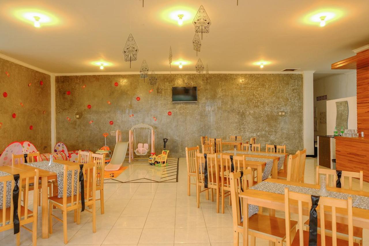 Oyo 446 Hotel Kawi Surapatha Маланг Экстерьер фото