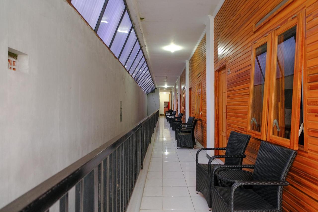 Oyo 446 Hotel Kawi Surapatha Маланг Экстерьер фото