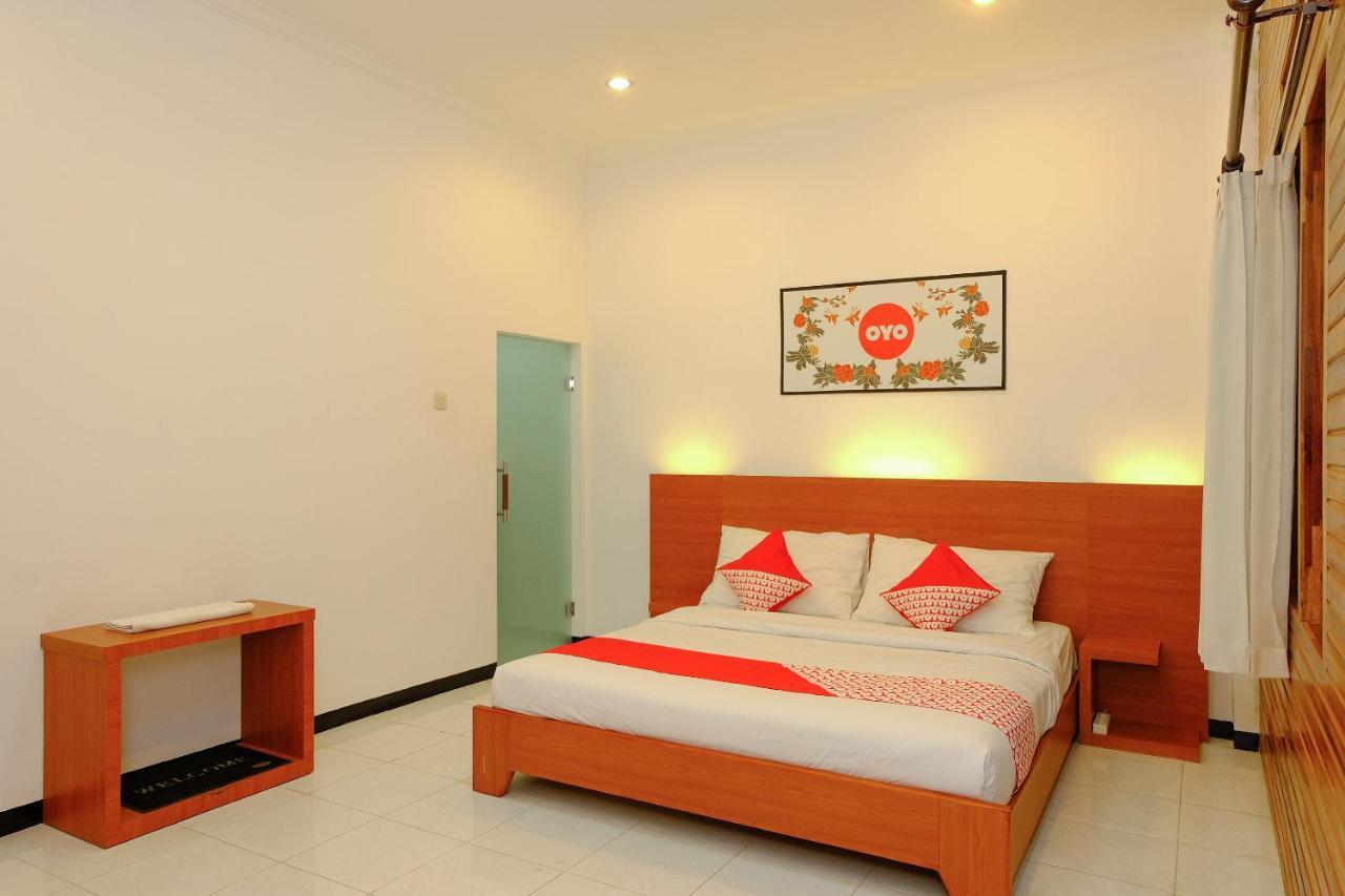 Oyo 446 Hotel Kawi Surapatha Маланг Экстерьер фото