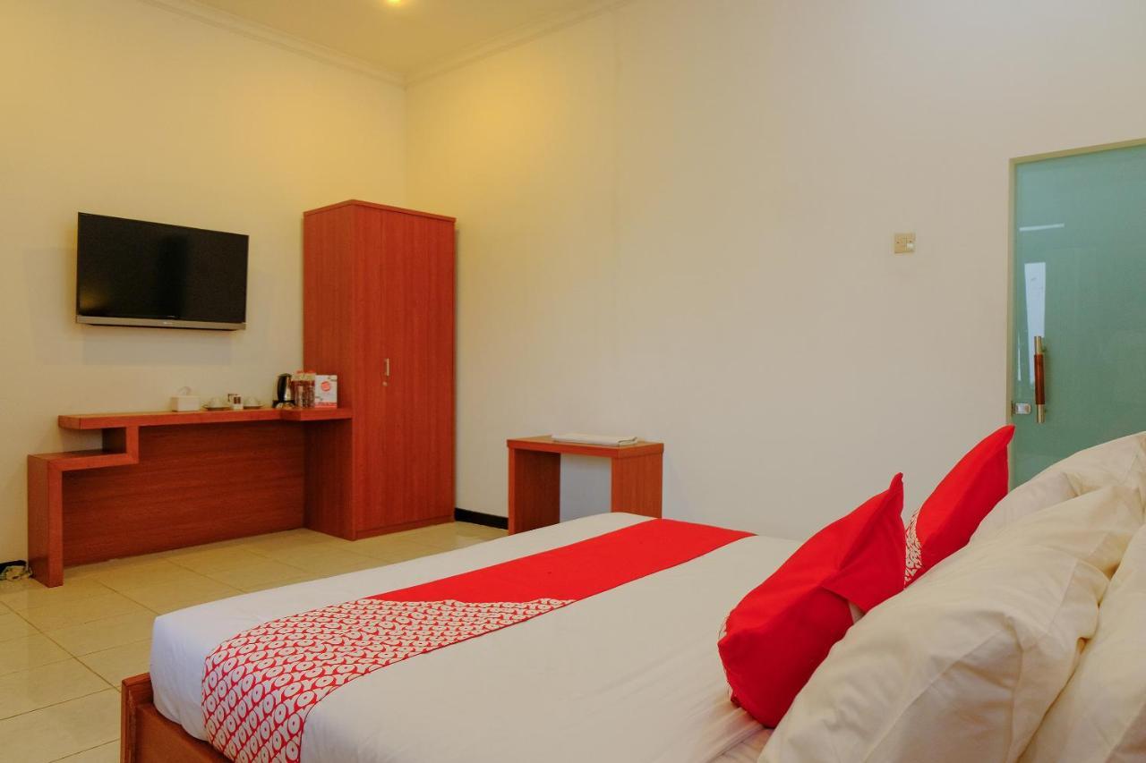 Oyo 446 Hotel Kawi Surapatha Маланг Экстерьер фото