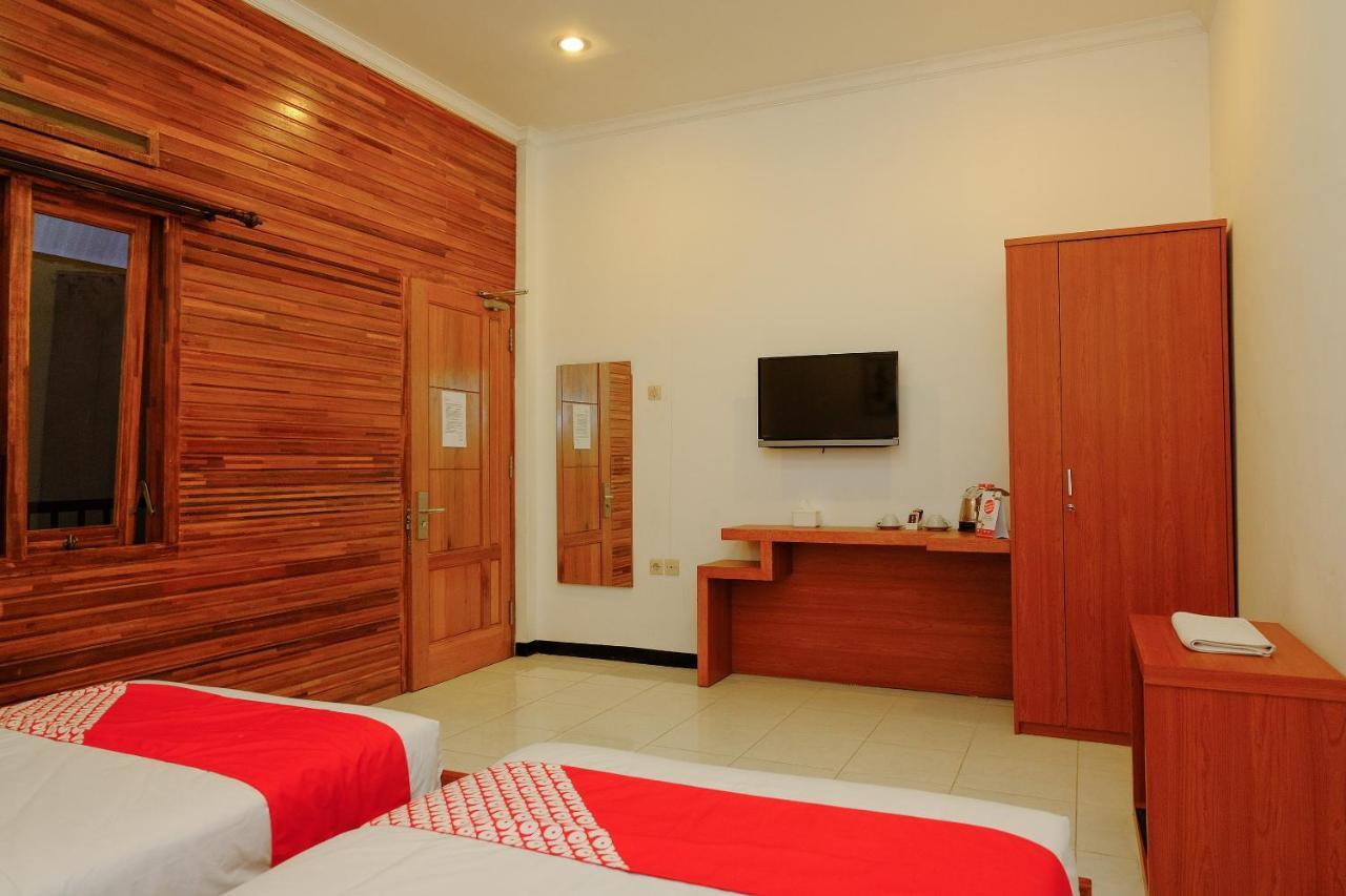 Oyo 446 Hotel Kawi Surapatha Маланг Экстерьер фото