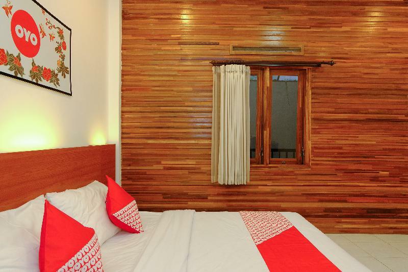 Oyo 446 Hotel Kawi Surapatha Маланг Экстерьер фото